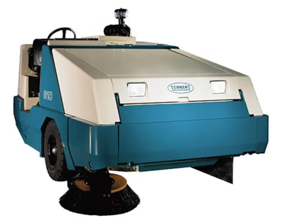 Tennant 810 – mătură industrială de exterior, cu operator la bord